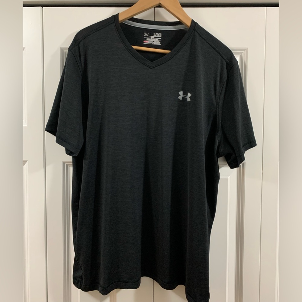 Under Armour Dri Fit V-neck tee shirt. Men’s XL. Black. Loose fit heat gear